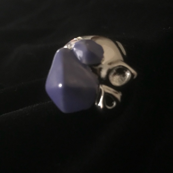 Rock lodged skull ring - Picture 3 of 6